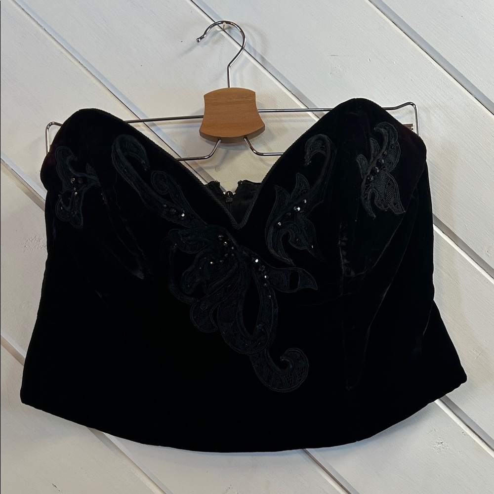 NATORI Elegant Black Velvet Strapless Top with Beaded Details